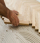 Nowy drewniany parkiet to sposób na idealną podłoge. Profesjonalne układanie wymaga lat praktyki.